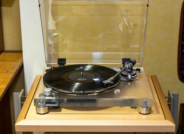 オーディオテクニカ 60周年記念アクリル製ターンテーブル「AT-LP2022